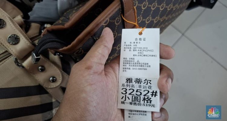 Tas Branded Palsu Membanjiri Pasar Senen, Didominasi Produk Impor dari China