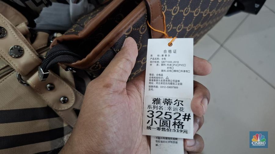 Tas Branded Palsu Membanjiri Pasar Senen, Didominasi Produk Impor dari China